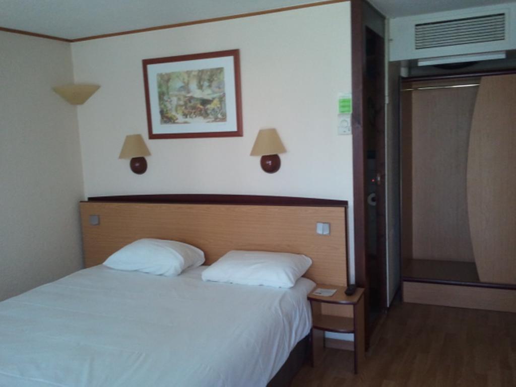 Campanile Bordeaux Ouest - Le Bouscat Hotel Room photo